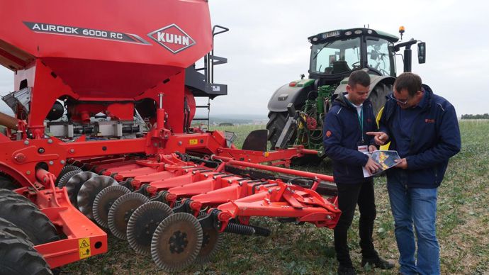 Le 17 septembre, Benoît Kennel, agriculteur et ambassadeur des fermes Api (à dr.), a accueilli la presse sur son exploitation, en Moselle, pour le lancement du réseau. Ici avec Guillaume Canard, animateur réseau Be Api Est. © H. PARISOT